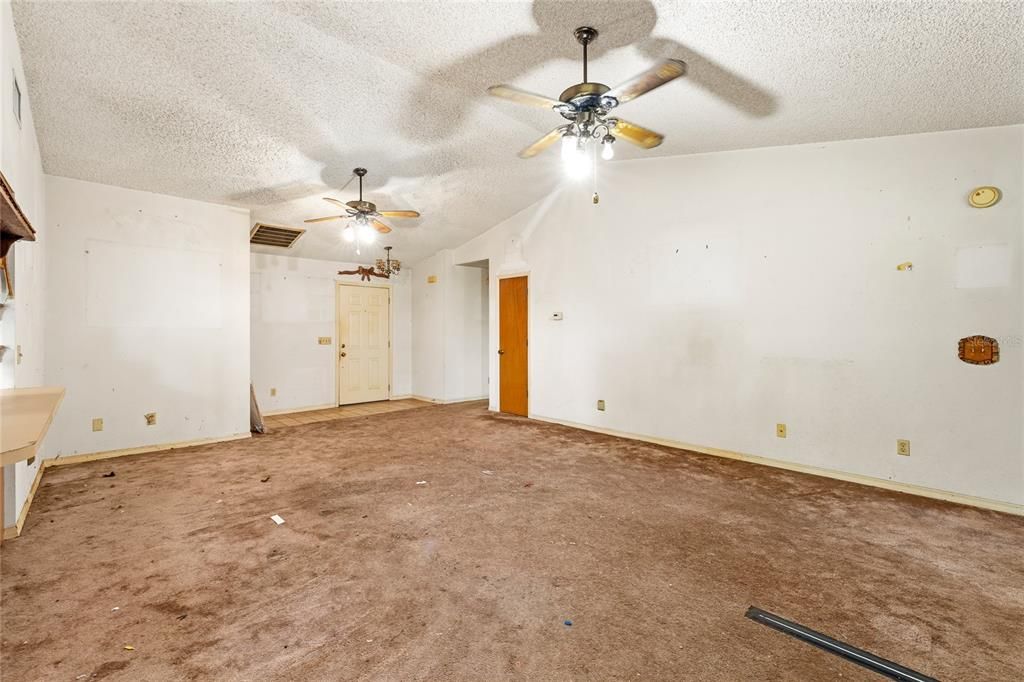 For Sale: $299,000 (2 beds, 2 baths, 1605 Square Feet)