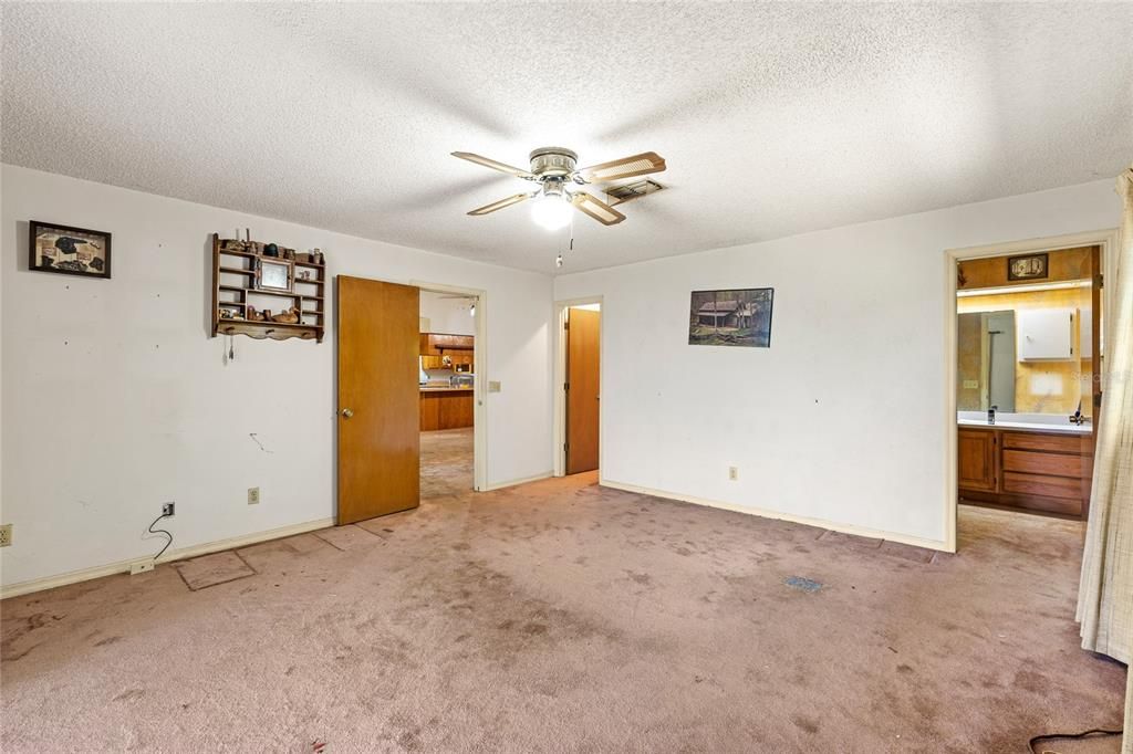 For Sale: $299,000 (2 beds, 2 baths, 1605 Square Feet)