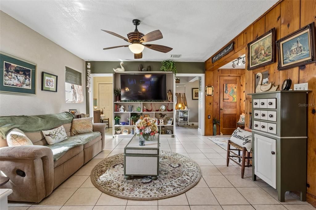 For Sale: $210,000 (1 beds, 1 baths, 685 Square Feet)