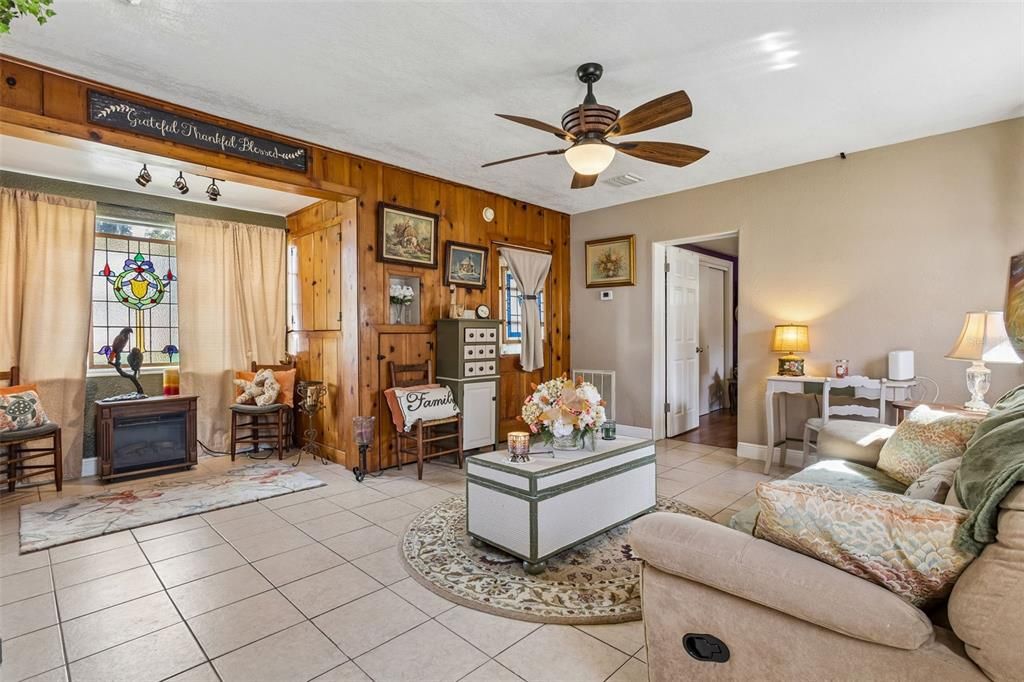 For Sale: $210,000 (1 beds, 1 baths, 685 Square Feet)