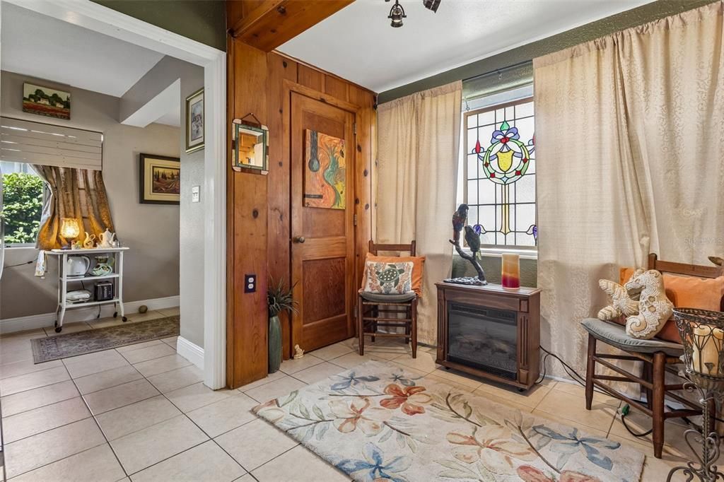 For Sale: $210,000 (1 beds, 1 baths, 685 Square Feet)