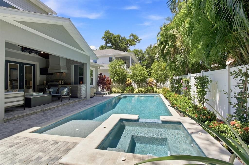 Activo con contrato: $2,495,000 (5 camas, 5 baños, 4110 Pies cuadrados)
