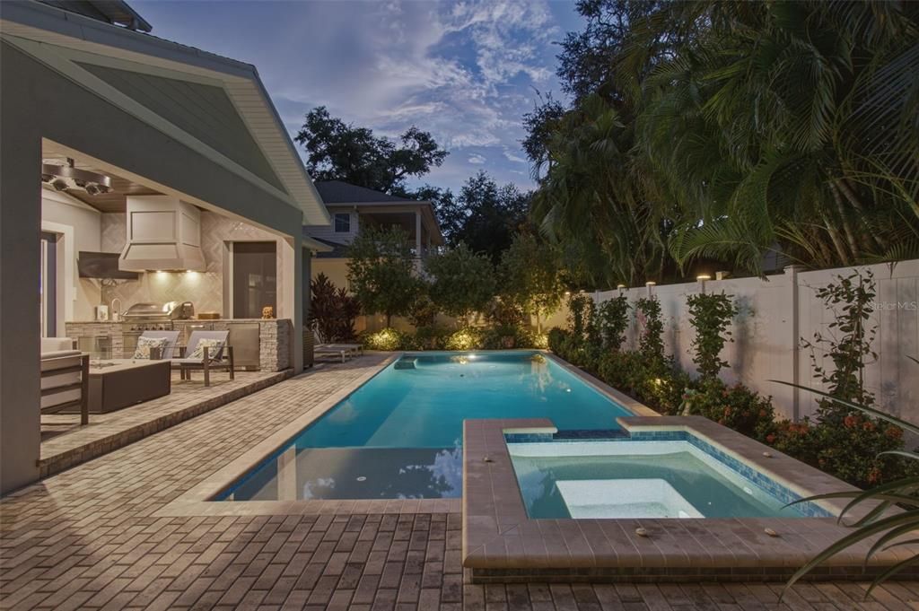 Activo con contrato: $2,495,000 (5 camas, 5 baños, 4110 Pies cuadrados)