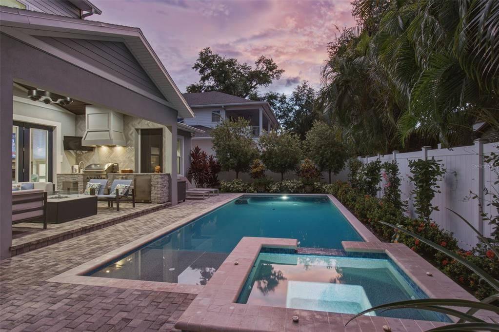 Activo con contrato: $2,495,000 (5 camas, 5 baños, 4110 Pies cuadrados)