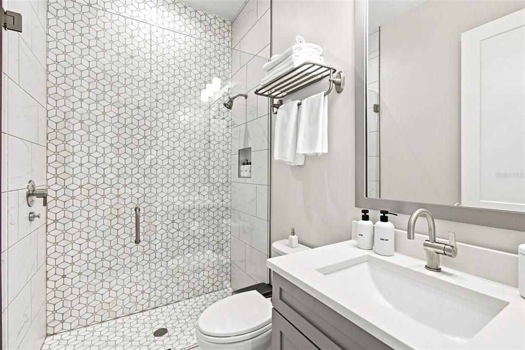 Activo con contrato: $2,495,000 (5 camas, 5 baños, 4110 Pies cuadrados)