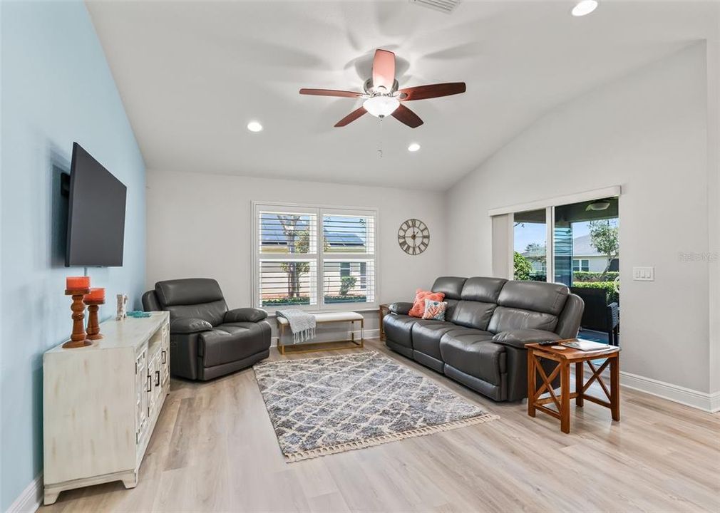 For Sale: $338,900 (3 beds, 2 baths, 1619 Square Feet)