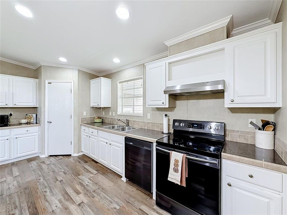 For Sale: $219,900 (3 beds, 2 baths, 1296 Square Feet)
