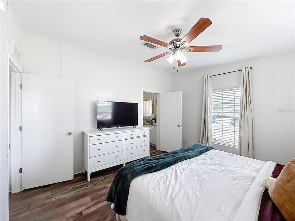 For Sale: $219,900 (3 beds, 2 baths, 1296 Square Feet)