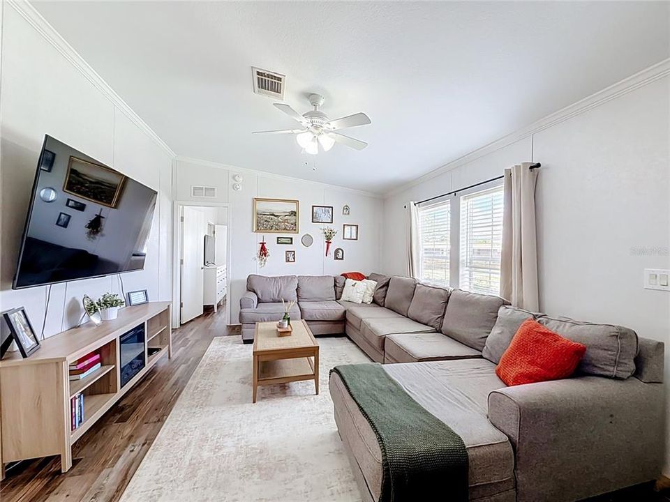 For Sale: $219,900 (3 beds, 2 baths, 1296 Square Feet)