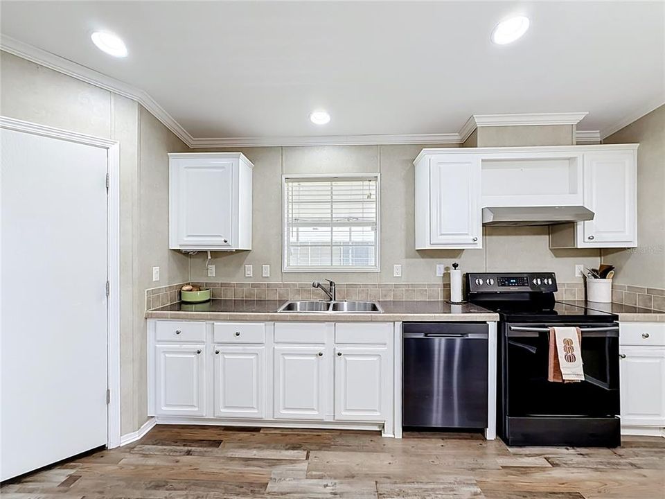 For Sale: $219,900 (3 beds, 2 baths, 1296 Square Feet)