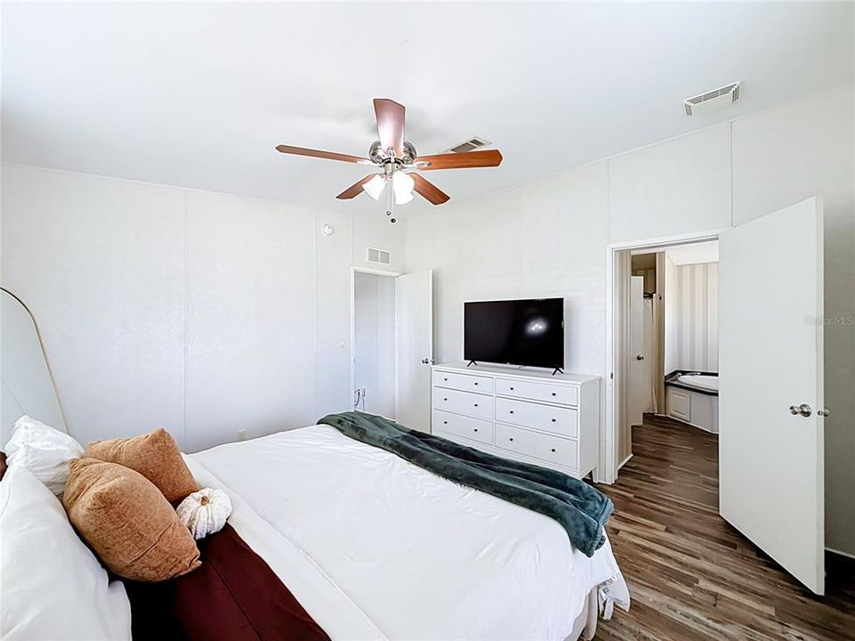 For Sale: $219,900 (3 beds, 2 baths, 1296 Square Feet)