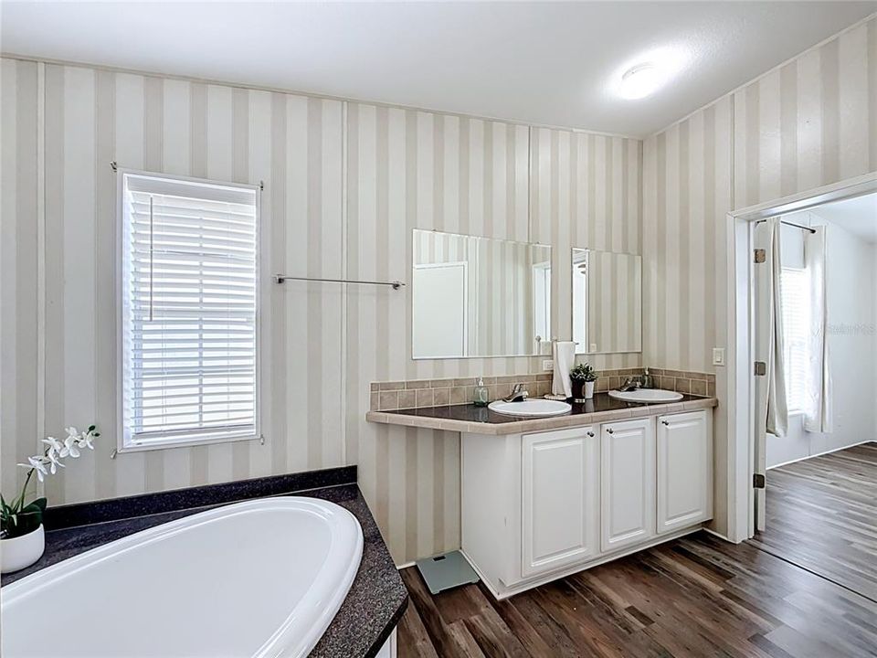 For Sale: $219,900 (3 beds, 2 baths, 1296 Square Feet)