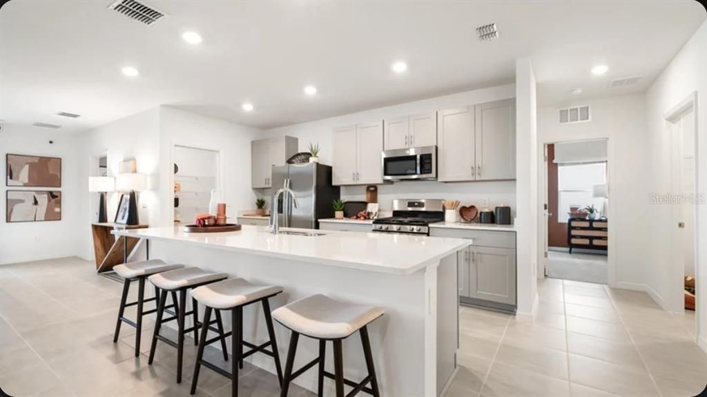 En Venta: $371,999 (4 camas, 3 baños, 2106 Pies cuadrados)