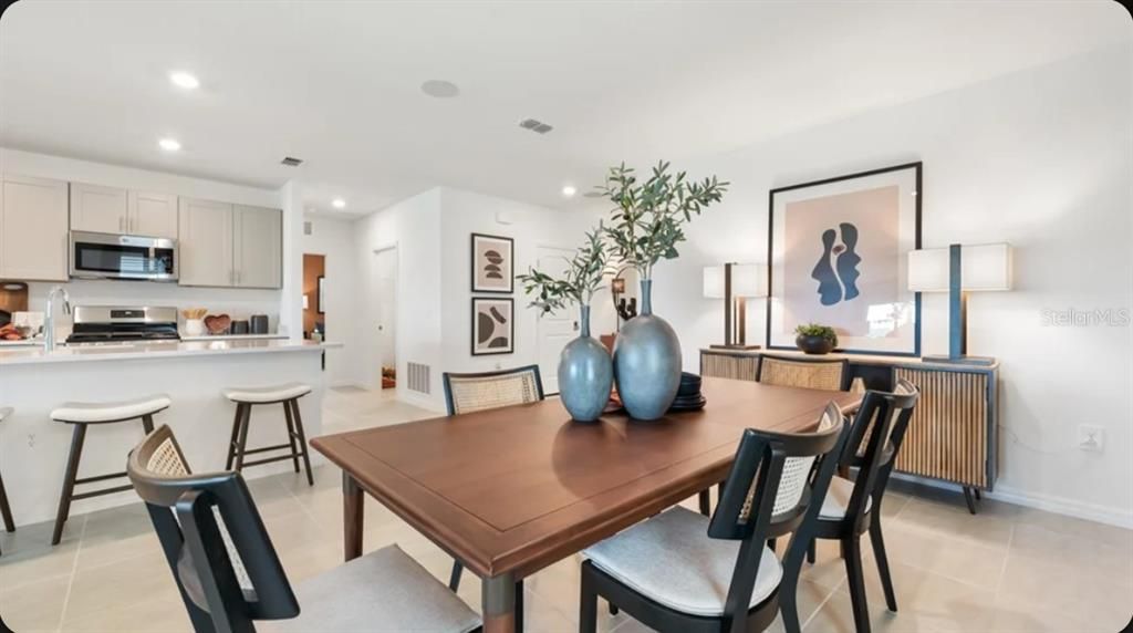 En Venta: $371,999 (4 camas, 3 baños, 2106 Pies cuadrados)
