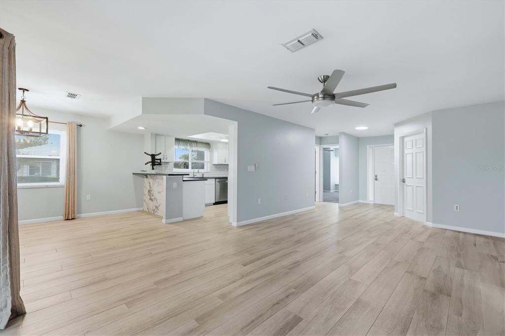 Active With Contract: $279,500 (2 beds, 2 baths, 1243 Square Feet)