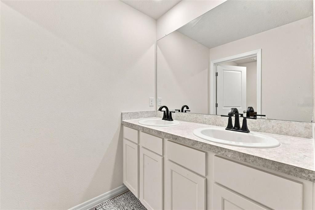 For Sale: $374,900 (5 beds, 3 baths, 2605 Square Feet)