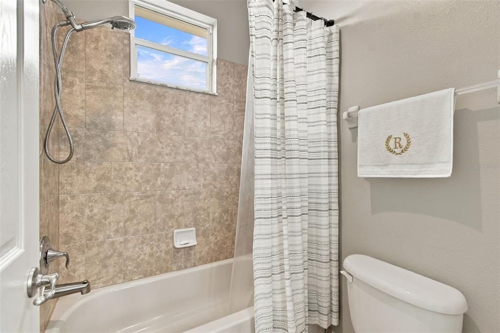 En Venta: $825,000 (4 camas, 3 baños, 3227 Pies cuadrados)