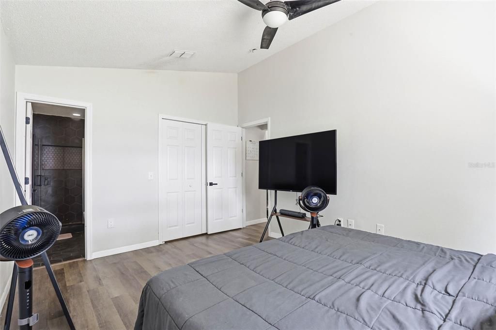 For Rent: $2,350 (3 beds, 2 baths, 1233 Square Feet)
