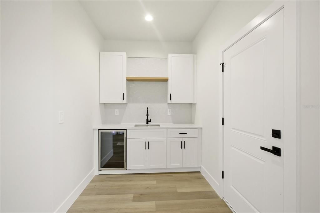 For Sale: $389,900 (4 beds, 3 baths, 1927 Square Feet)