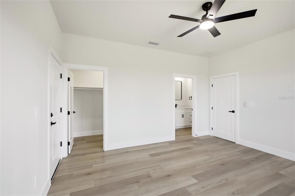 For Sale: $389,900 (4 beds, 3 baths, 1927 Square Feet)