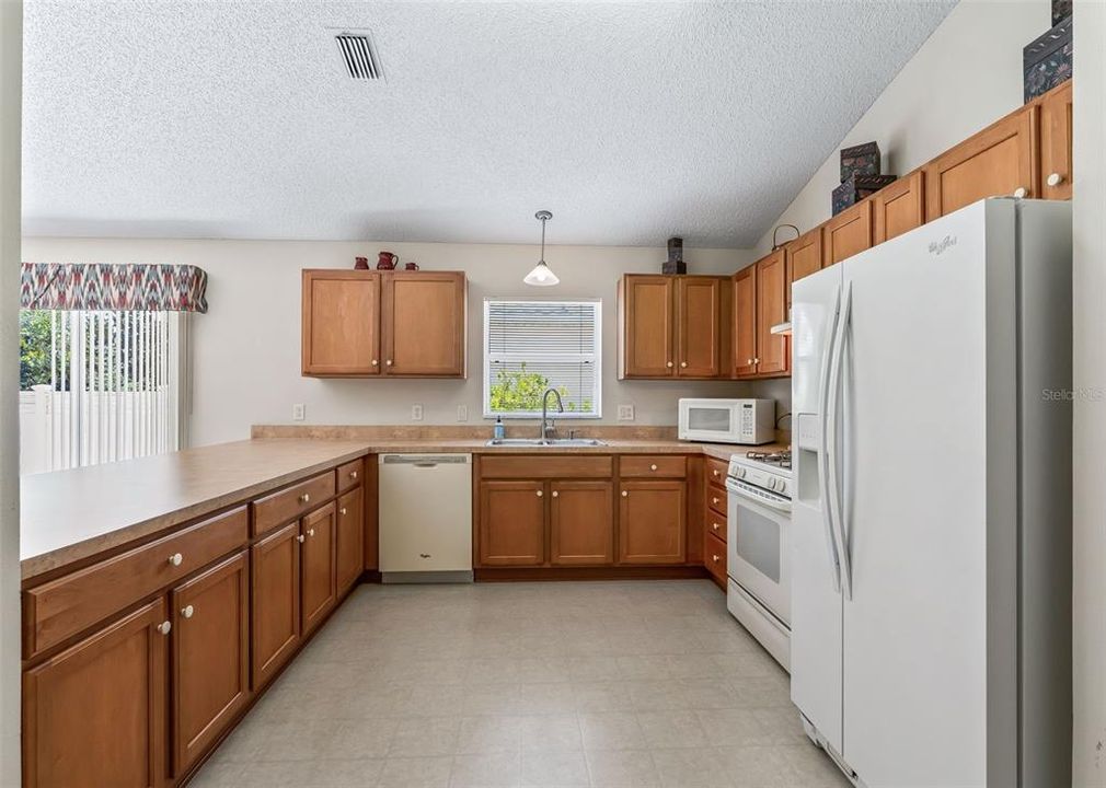 For Sale: $395,000 (3 beds, 2 baths, 1372 Square Feet)