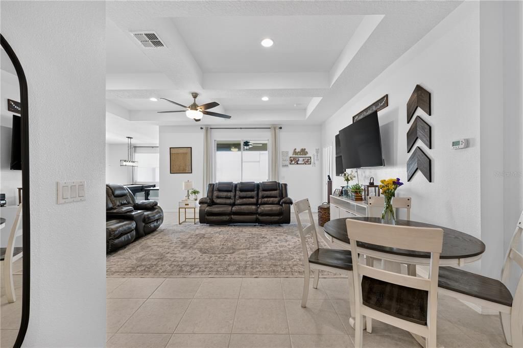En Venta: $387,000 (4 camas, 2 baños, 2153 Pies cuadrados)