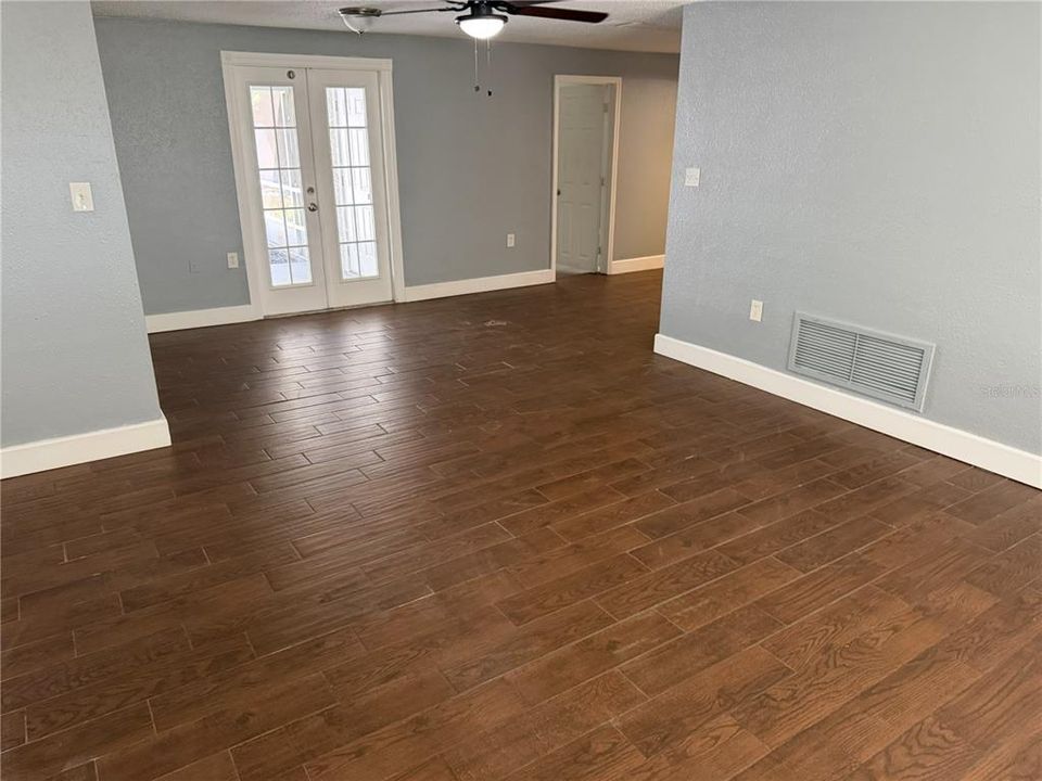 For Rent: $1,600 (3 beds, 2 baths, 1006 Square Feet)