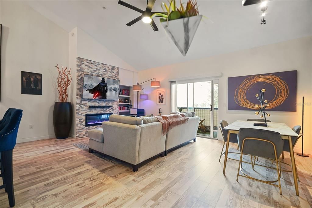 For Sale: $224,900 (2 beds, 2 baths, 1398 Square Feet)