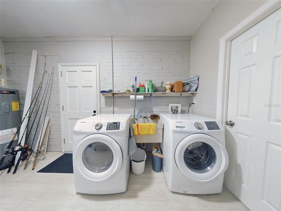 For Sale: $370,000 (3 beds, 2 baths, 1712 Square Feet)