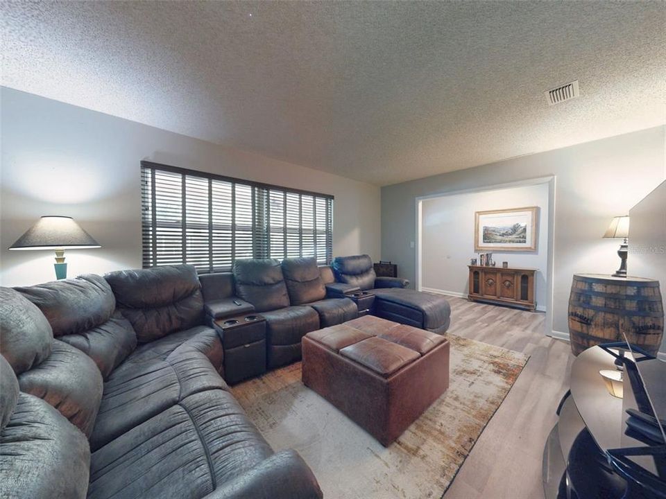 For Sale: $370,000 (3 beds, 2 baths, 1712 Square Feet)