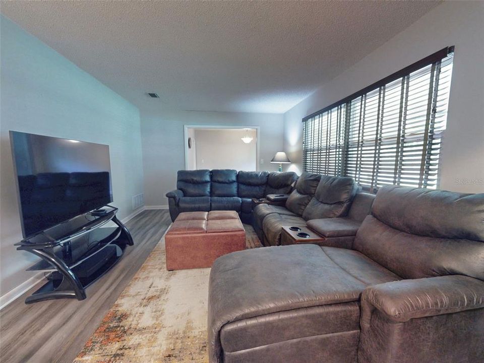 For Sale: $370,000 (3 beds, 2 baths, 1712 Square Feet)