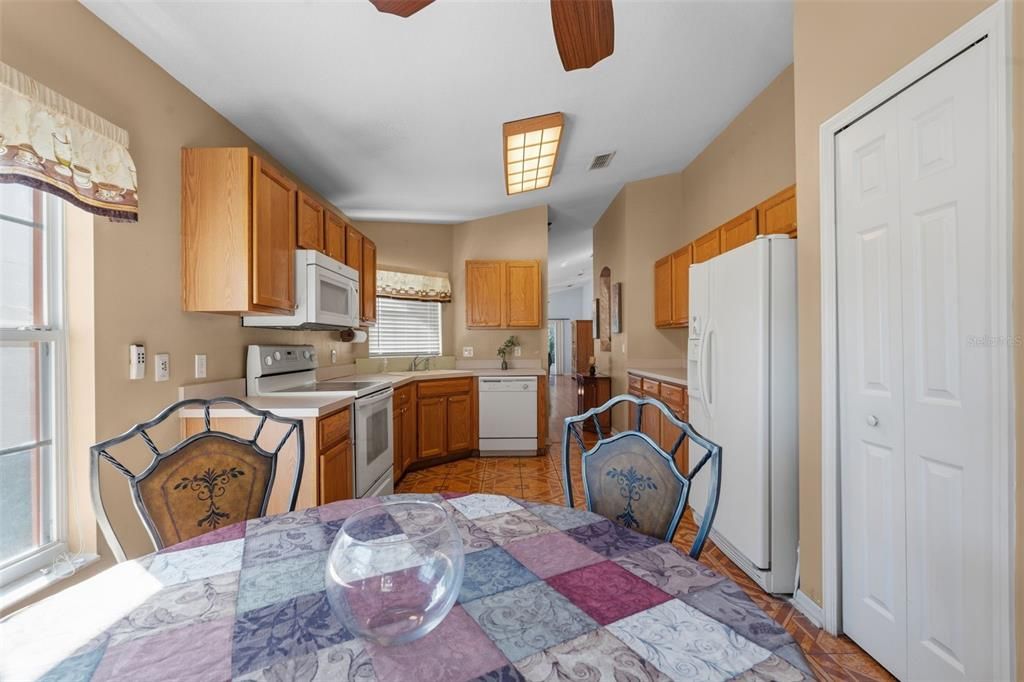 For Sale: $265,000 (2 beds, 2 baths, 1387 Square Feet)