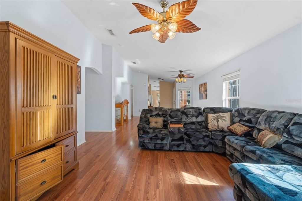 For Sale: $265,000 (2 beds, 2 baths, 1387 Square Feet)