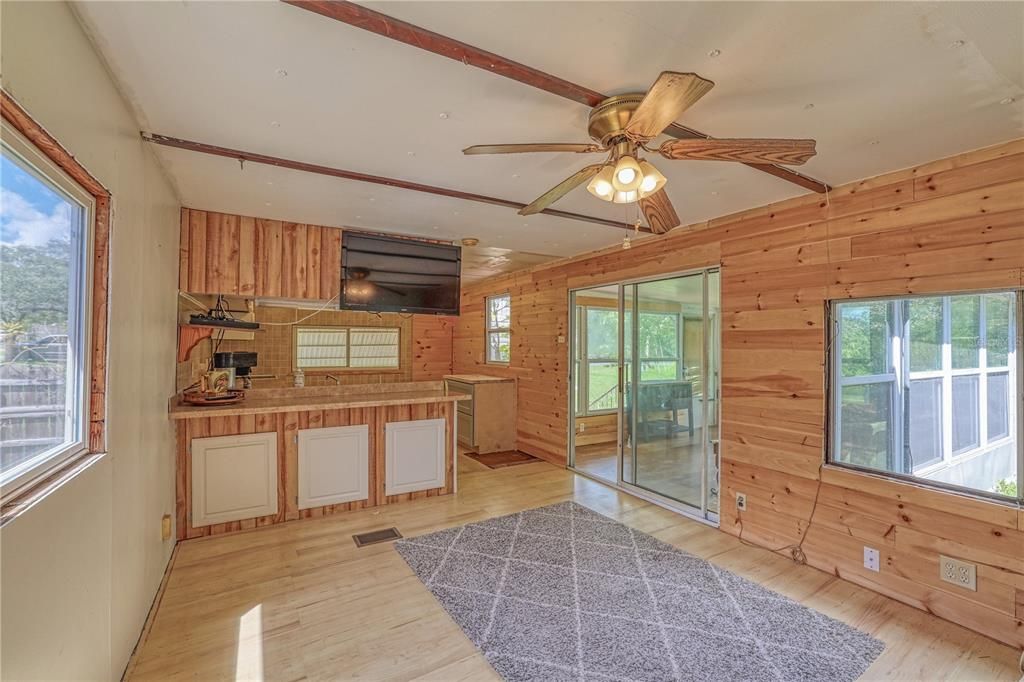 For Sale: $150,000 (2 beds, 1 baths, 672 Square Feet)