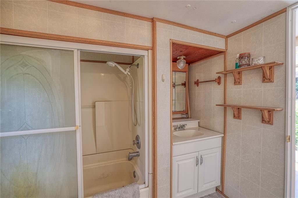 For Sale: $150,000 (2 beds, 1 baths, 672 Square Feet)