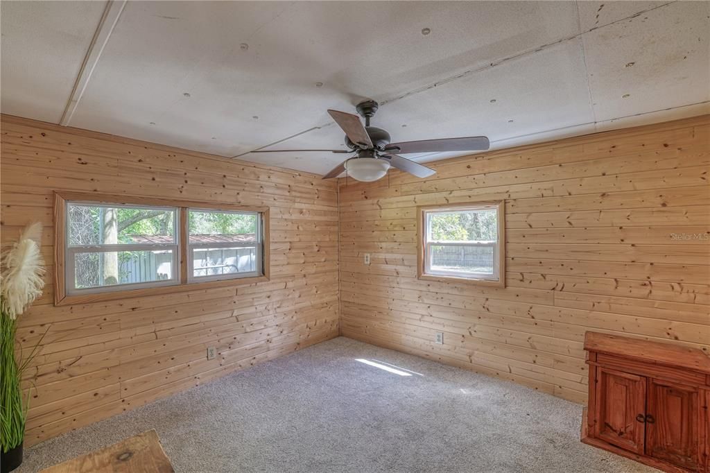 For Sale: $150,000 (2 beds, 1 baths, 672 Square Feet)