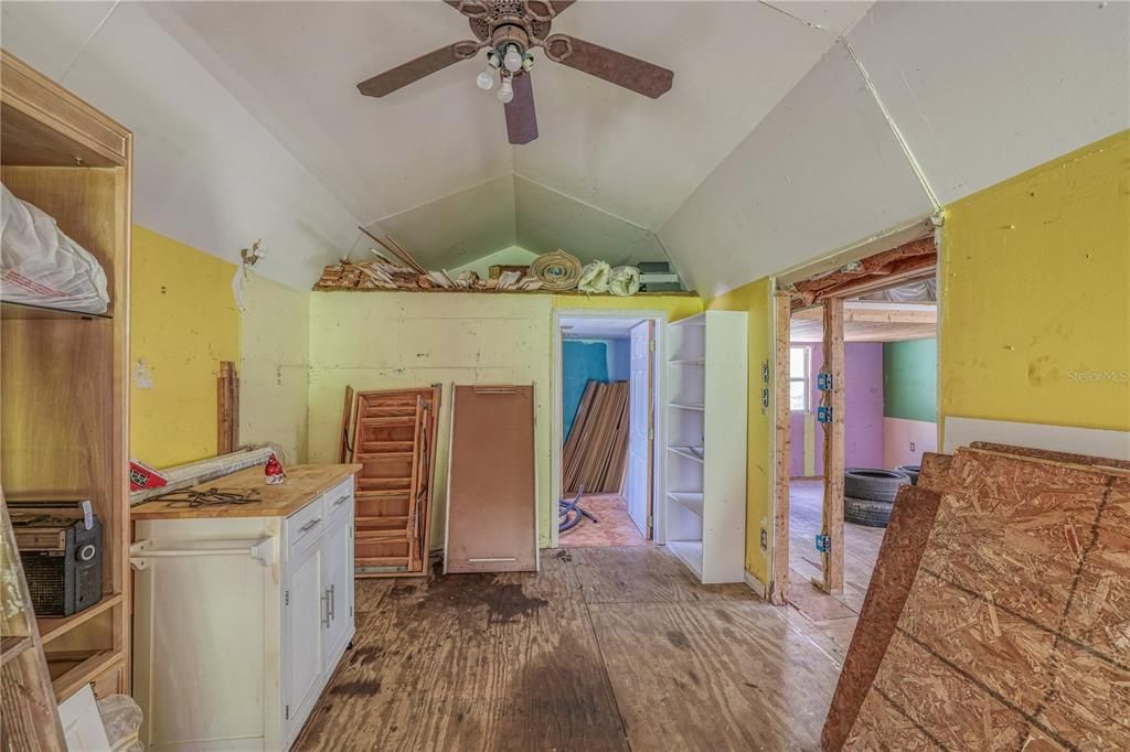 For Sale: $150,000 (2 beds, 1 baths, 672 Square Feet)