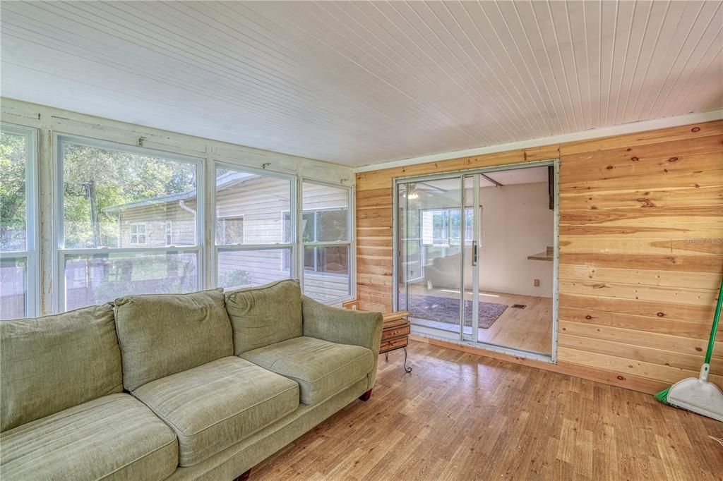 For Sale: $150,000 (2 beds, 1 baths, 672 Square Feet)