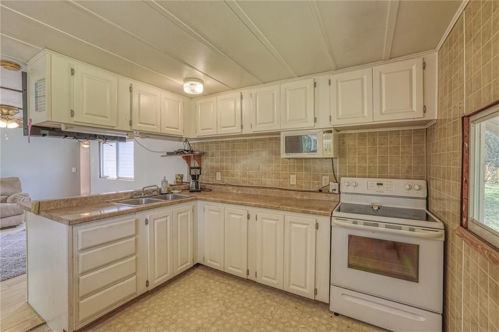 For Sale: $150,000 (2 beds, 1 baths, 672 Square Feet)