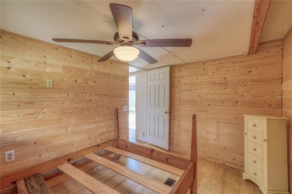 For Sale: $150,000 (2 beds, 1 baths, 672 Square Feet)