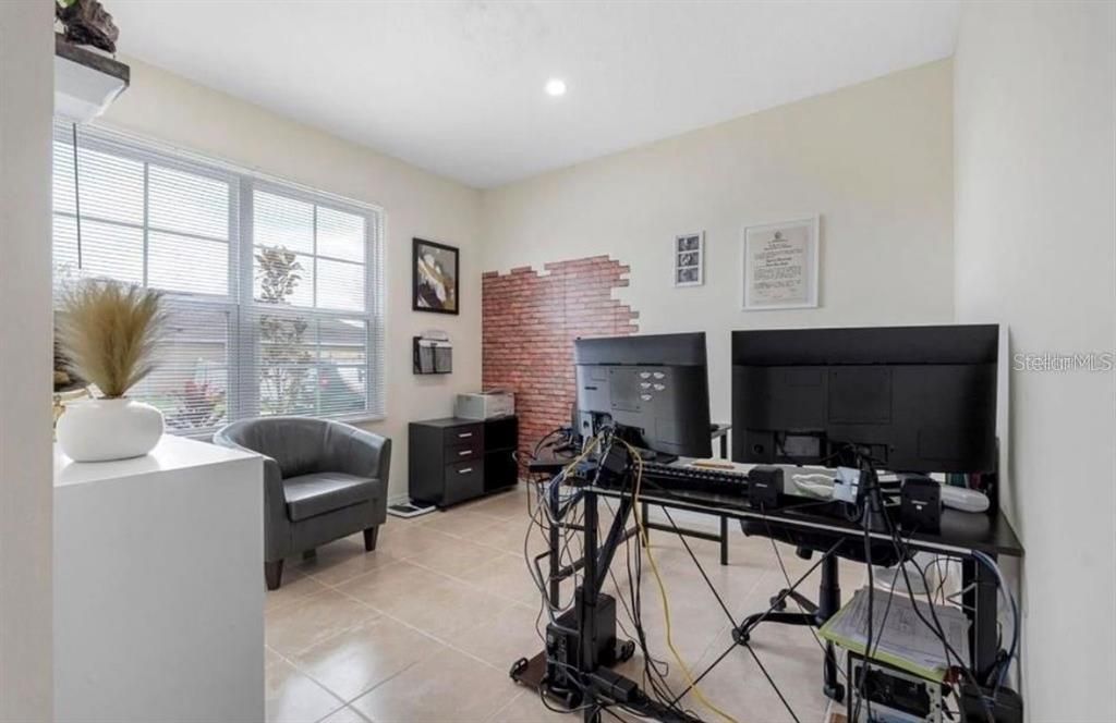 For Rent: $2,400 (4 beds, 2 baths, 1867 Square Feet)