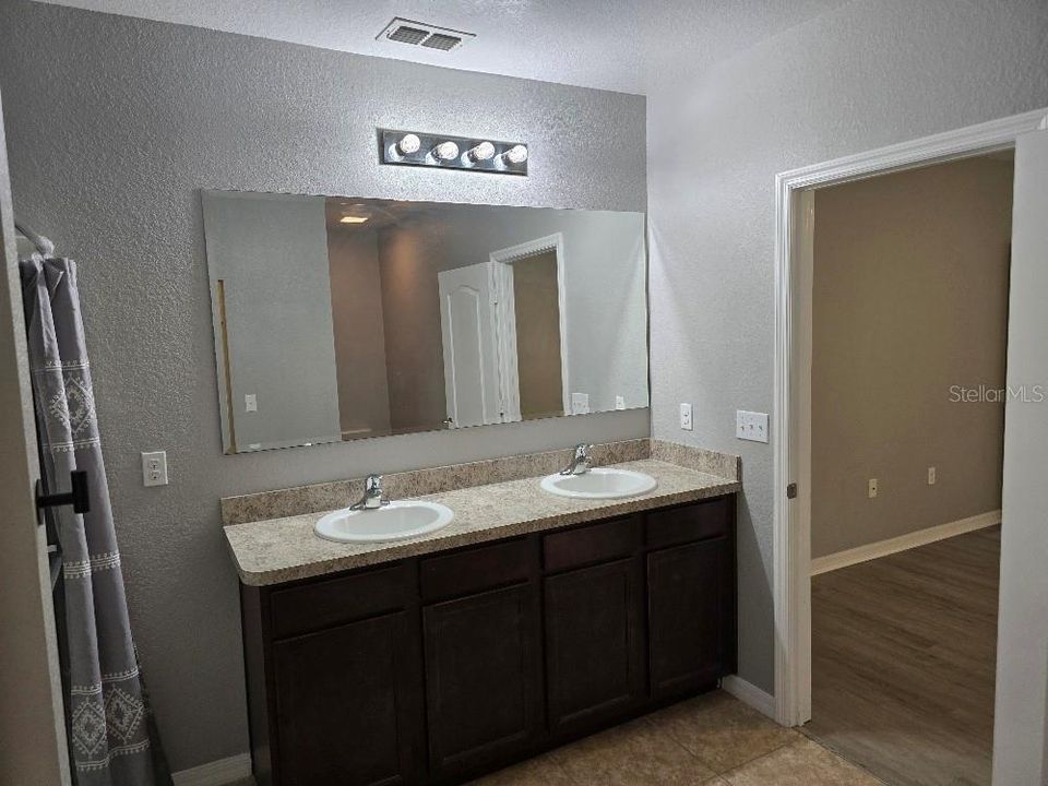 For Rent: $2,000 (4 beds, 2 baths, 1842 Square Feet)