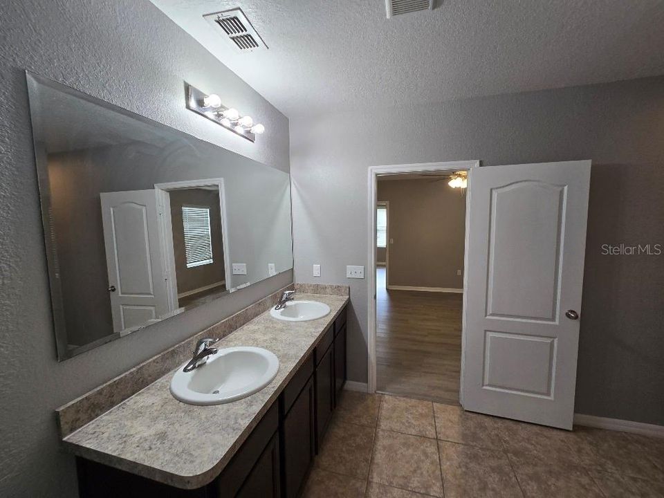 For Rent: $2,000 (4 beds, 2 baths, 1842 Square Feet)