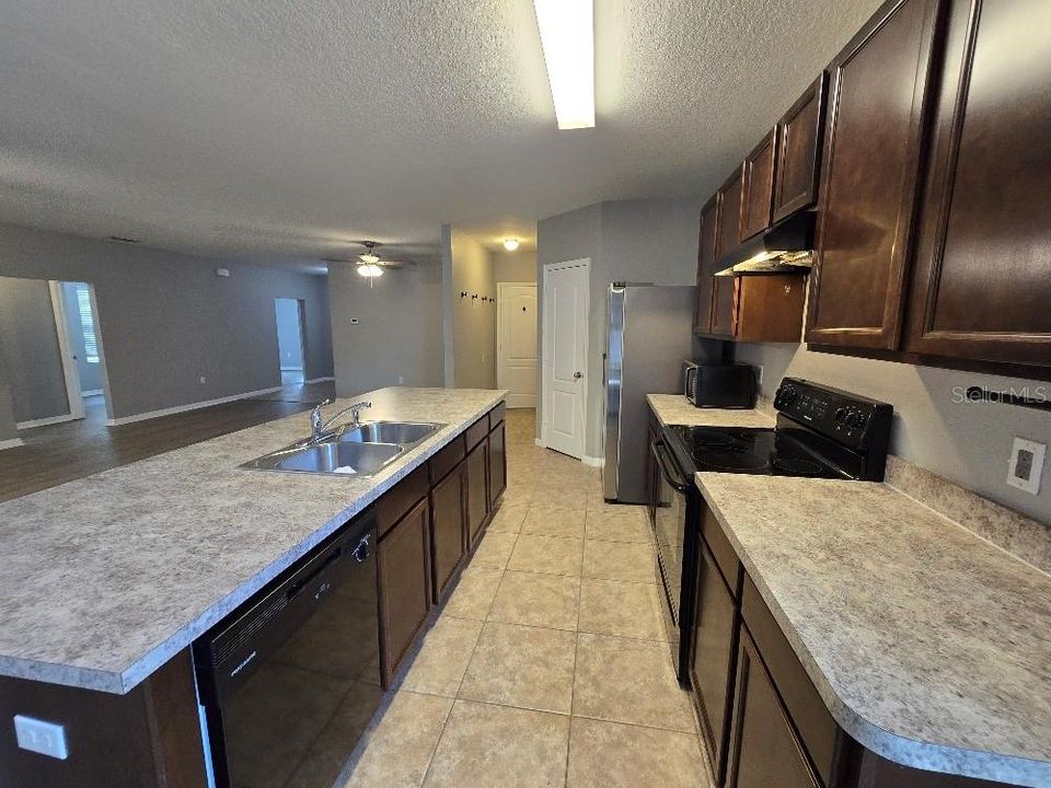 For Rent: $2,000 (4 beds, 2 baths, 1842 Square Feet)