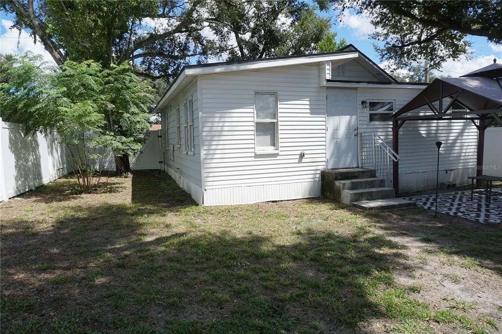 For Rent: $1,500 (2 beds, 1 baths, 868 Square Feet)