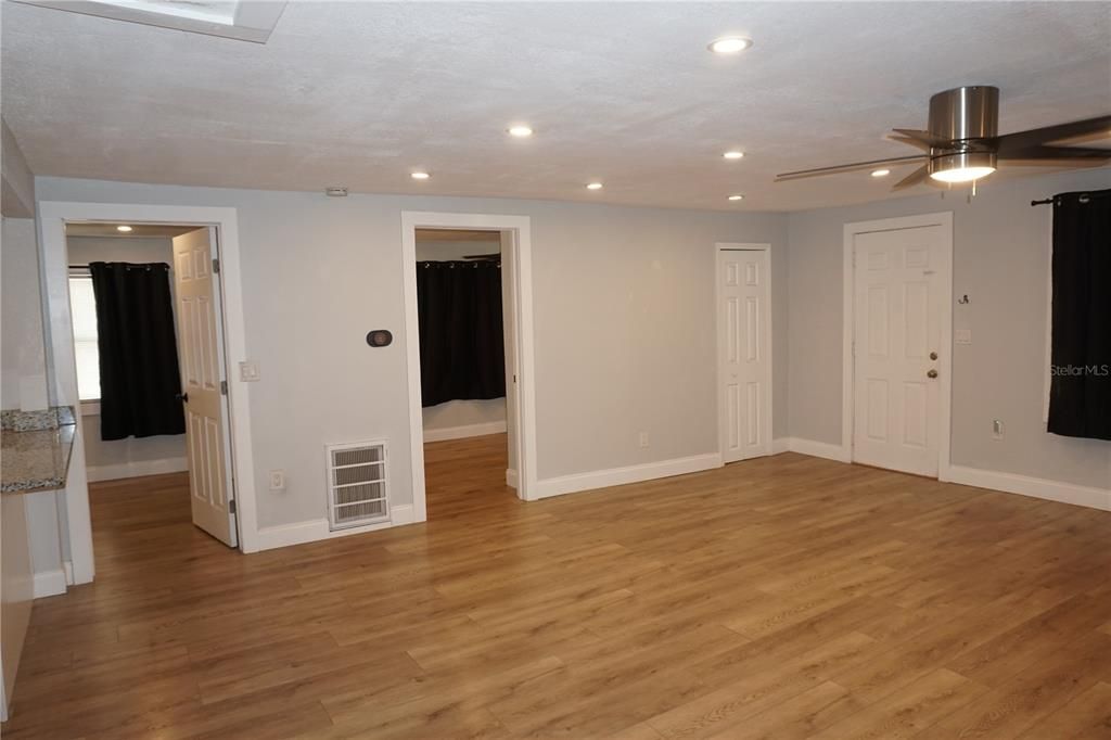 For Rent: $1,500 (2 beds, 1 baths, 868 Square Feet)