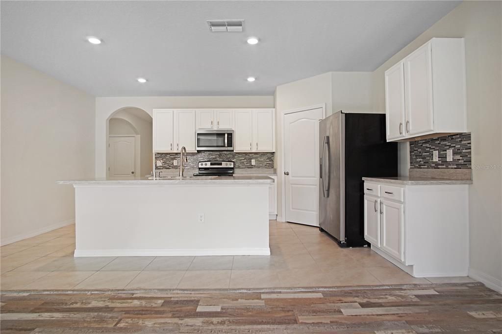 For Rent: $2,175 (4 beds, 2 baths, 1851 Square Feet)