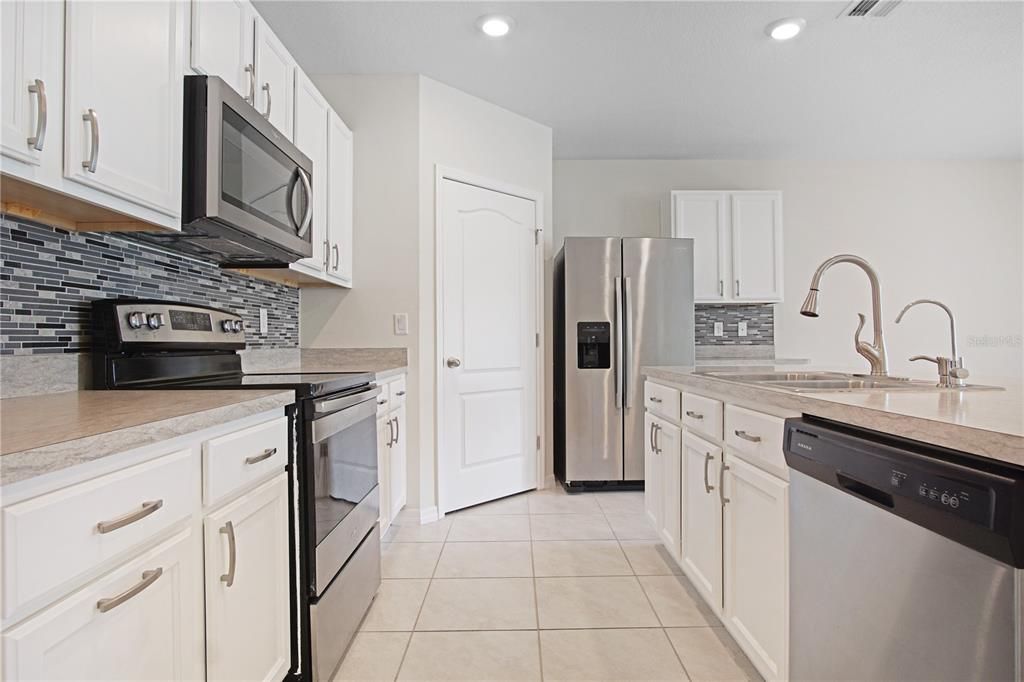 For Rent: $2,175 (4 beds, 2 baths, 1851 Square Feet)