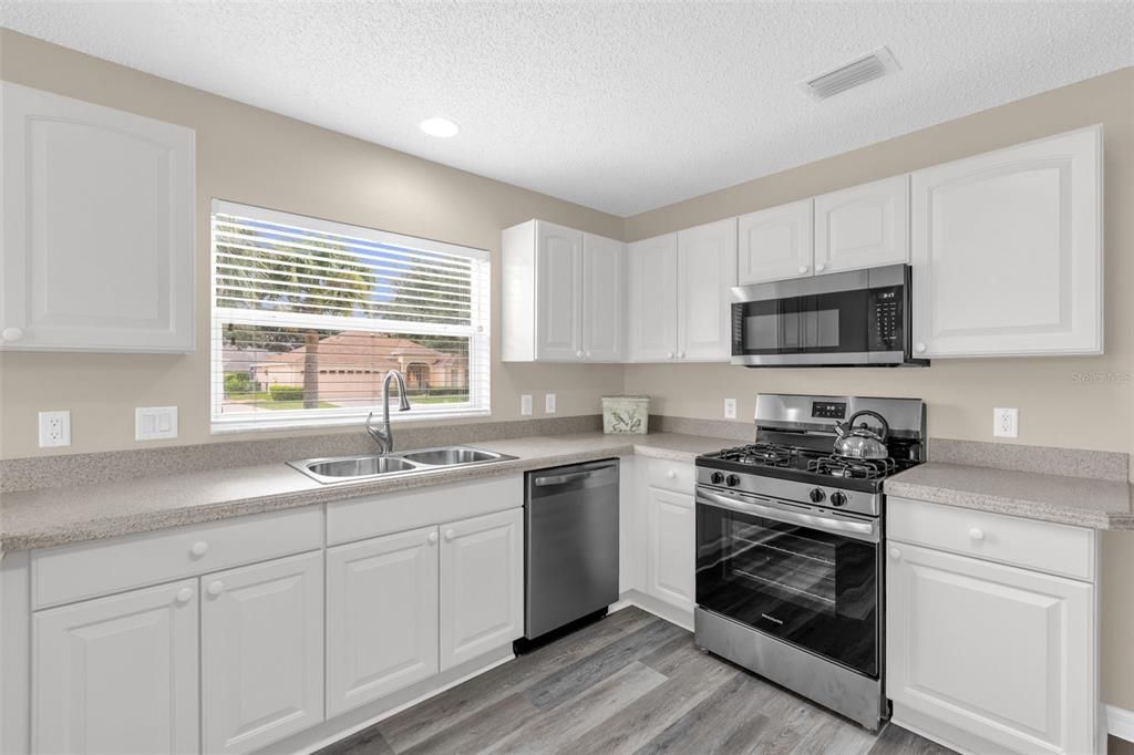 For Sale: $469,900 (3 beds, 2 baths, 1884 Square Feet)
