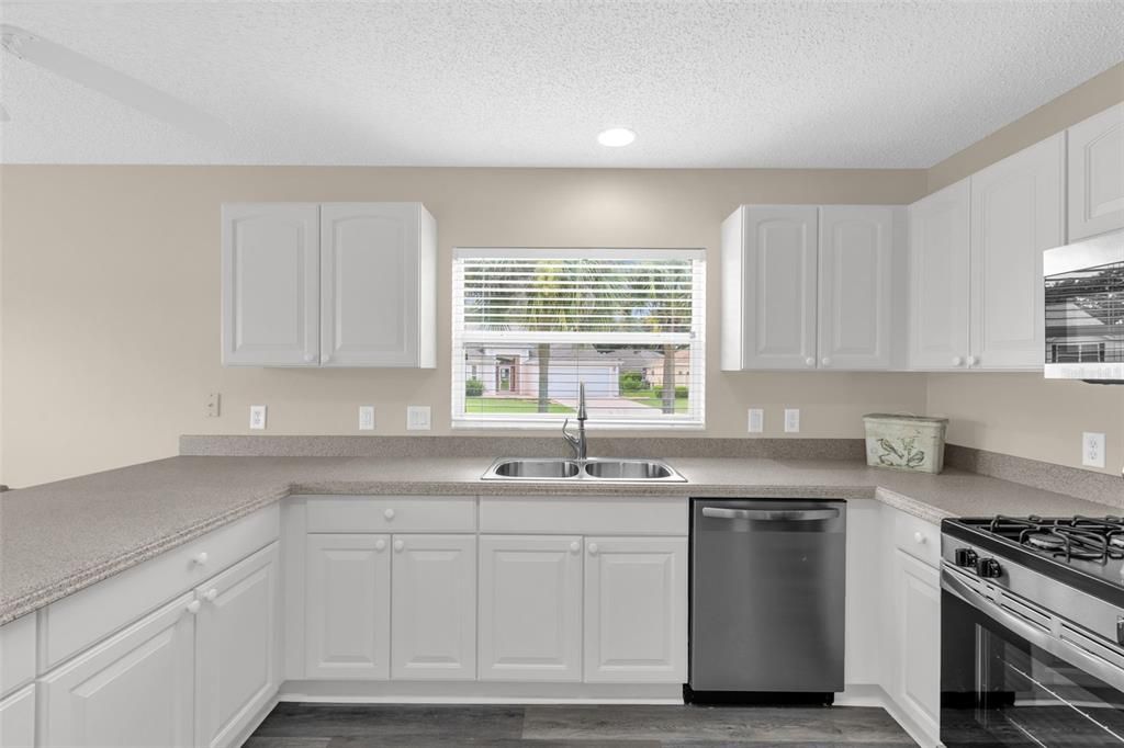 For Sale: $469,900 (3 beds, 2 baths, 1884 Square Feet)